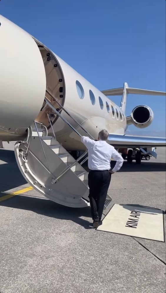 Private aviation flight attendants serve meals and offer refreshments, much like airline flight attendants. They also handle safety duties in case of an emergency